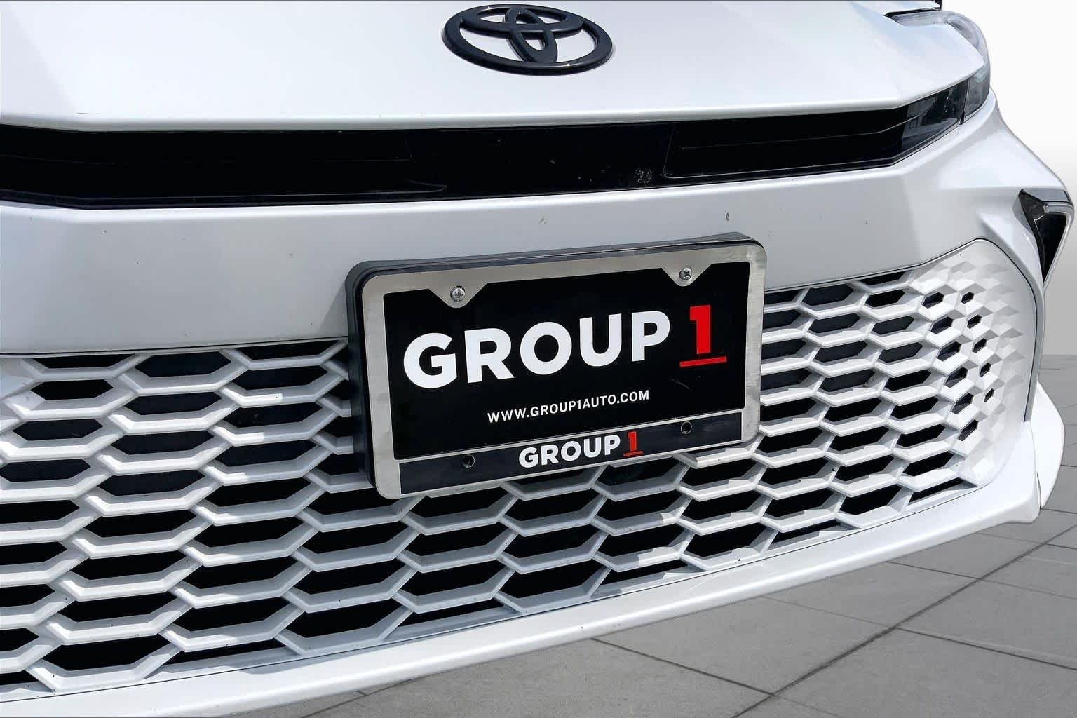 Used 2025 Wind Chill Pearl Toyota XSE image 29