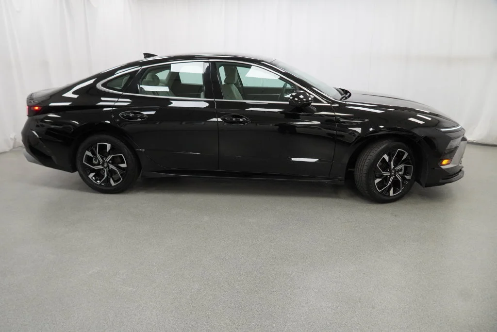 Used 2025 Abyss Black Hyundai SEL image 16