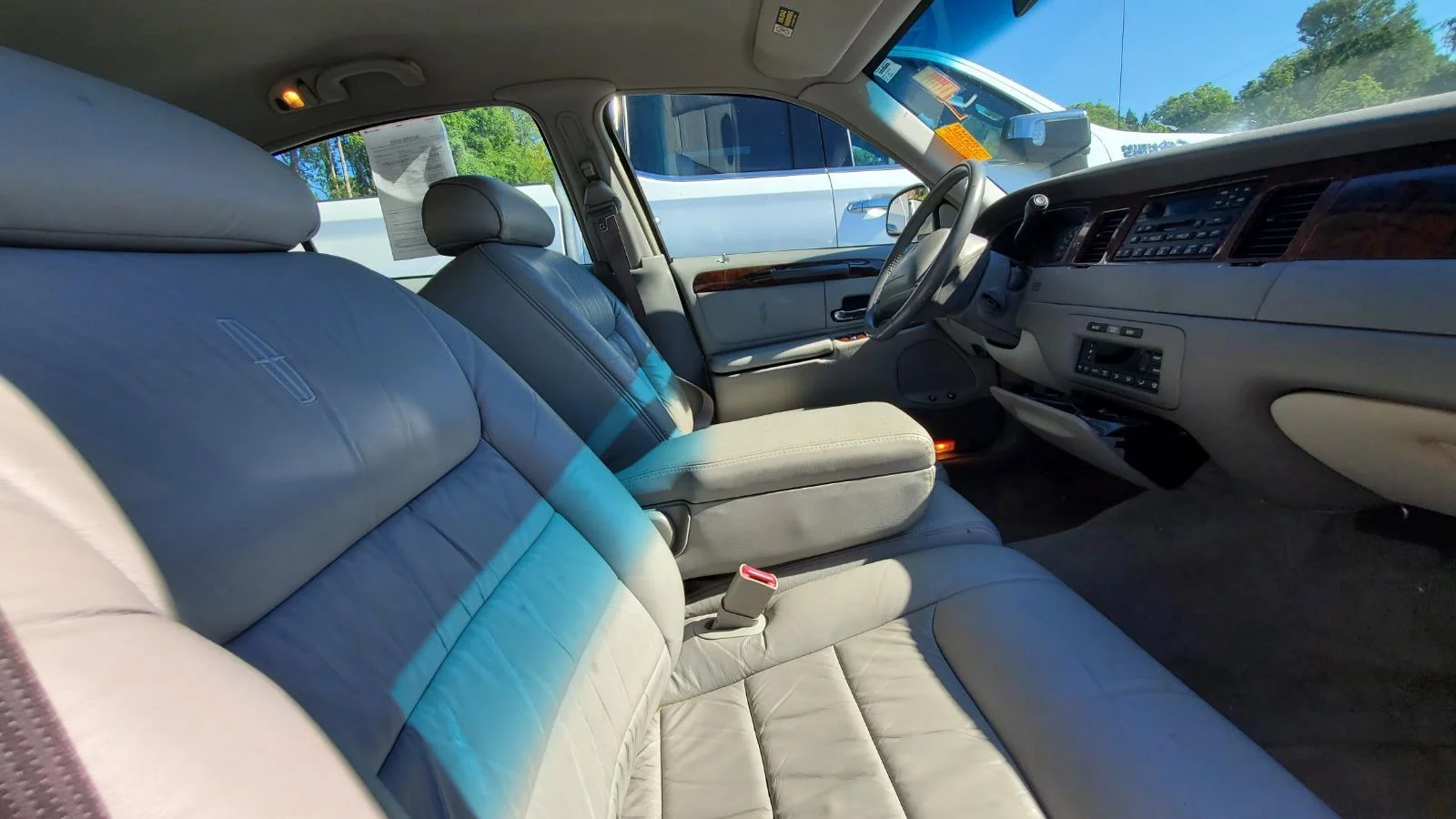 Used 2000  Lincoln Executive image 4