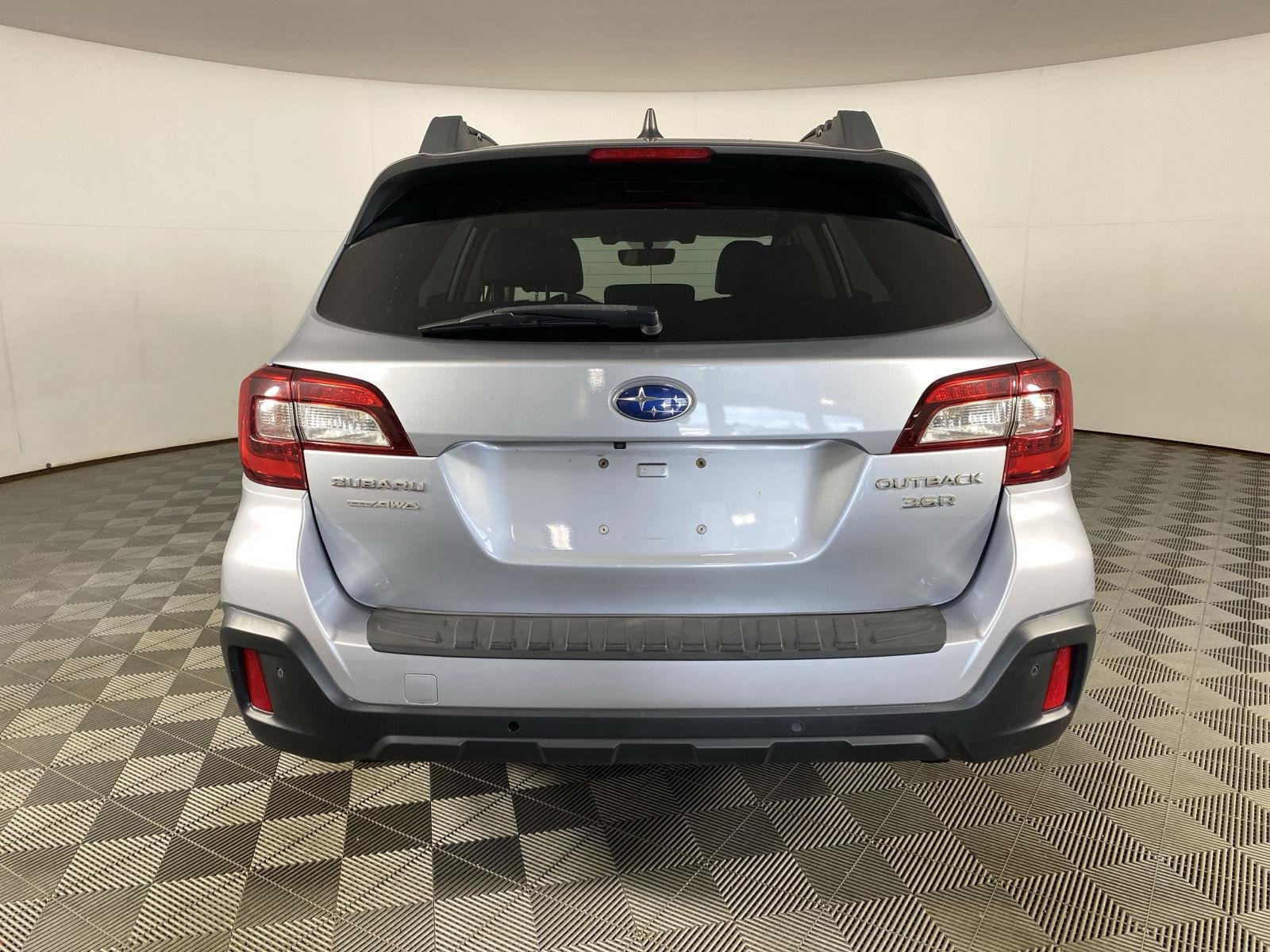 Used 2018 Ice Silver Metallic Subaru Limited image 9