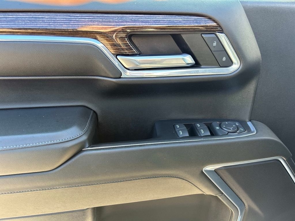 Used 2024 White GMC Elevation image 19