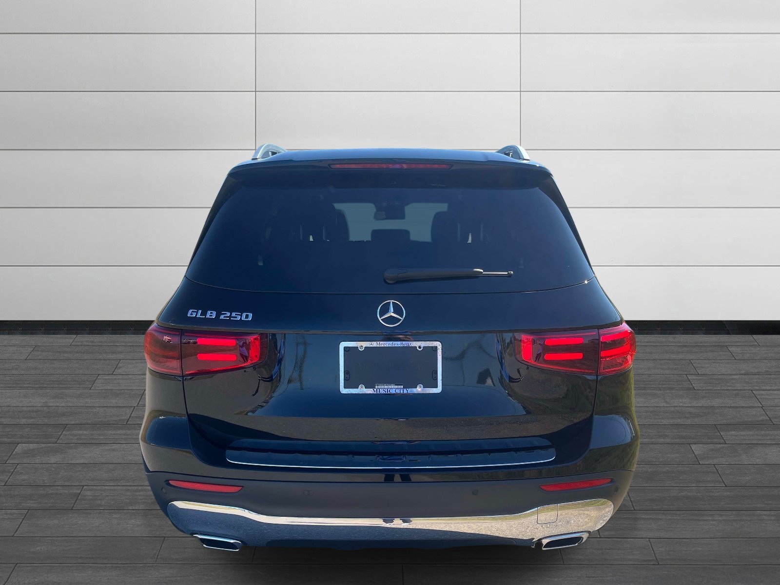 Used 2026 Night Black Mercedes-Benz GLB 250 image 4