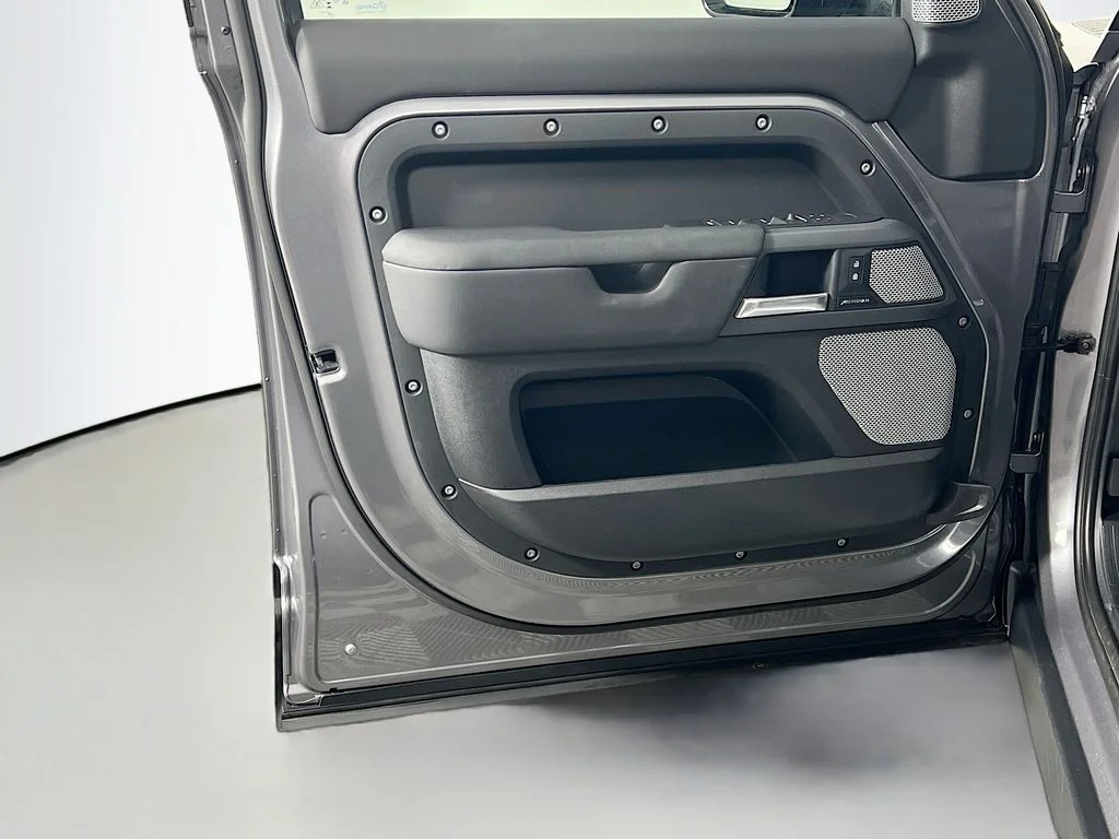 2024 Land Rover Defender X-Dynamic SE - Photo 18