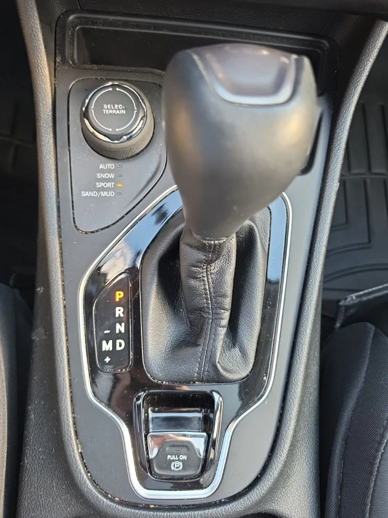 Used 2021 Silver Jeep Limited image 36