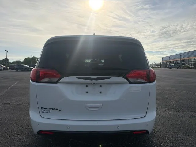 Used 2019 Bright White Clearcoat Chrysler Touring L image 3