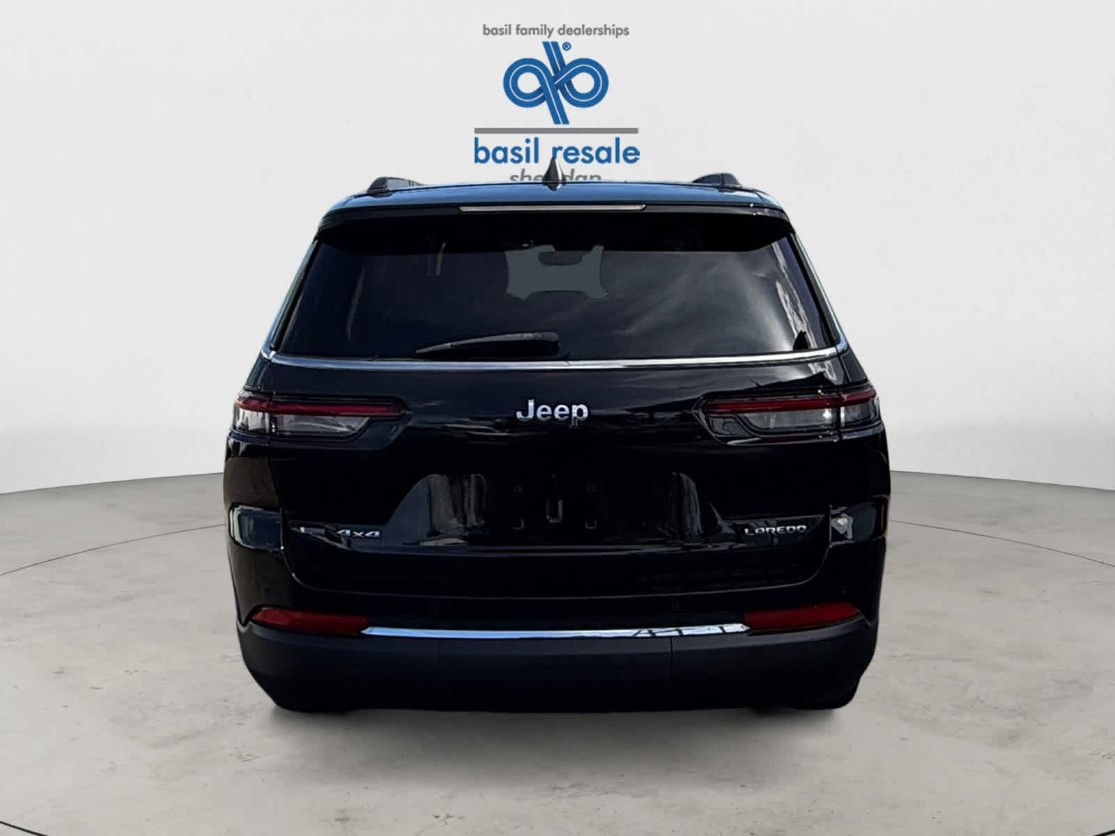 Used 2022 Diamond Black Crystal Pearlcoat Jeep Laredo image 5