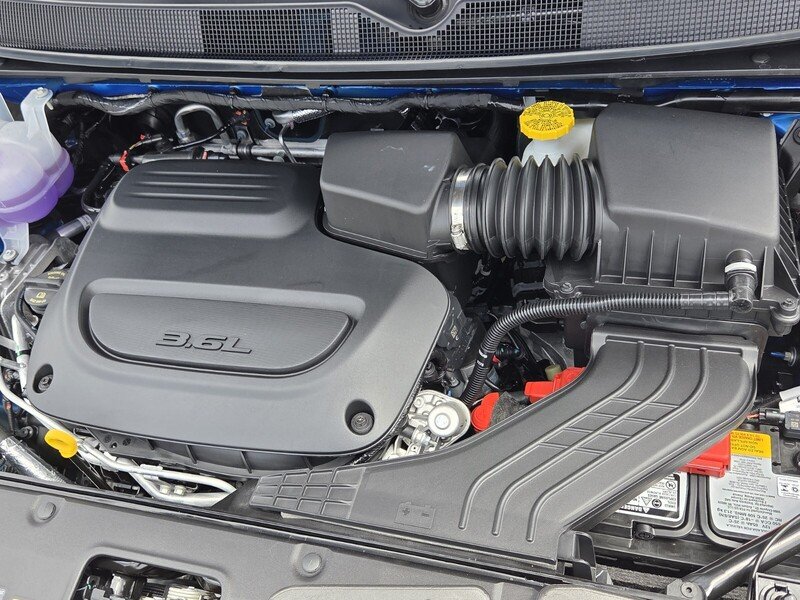 New 2027 Hydro Blue Pearl-Coat Exterior Paint Chrysler SELECT FWD image 23