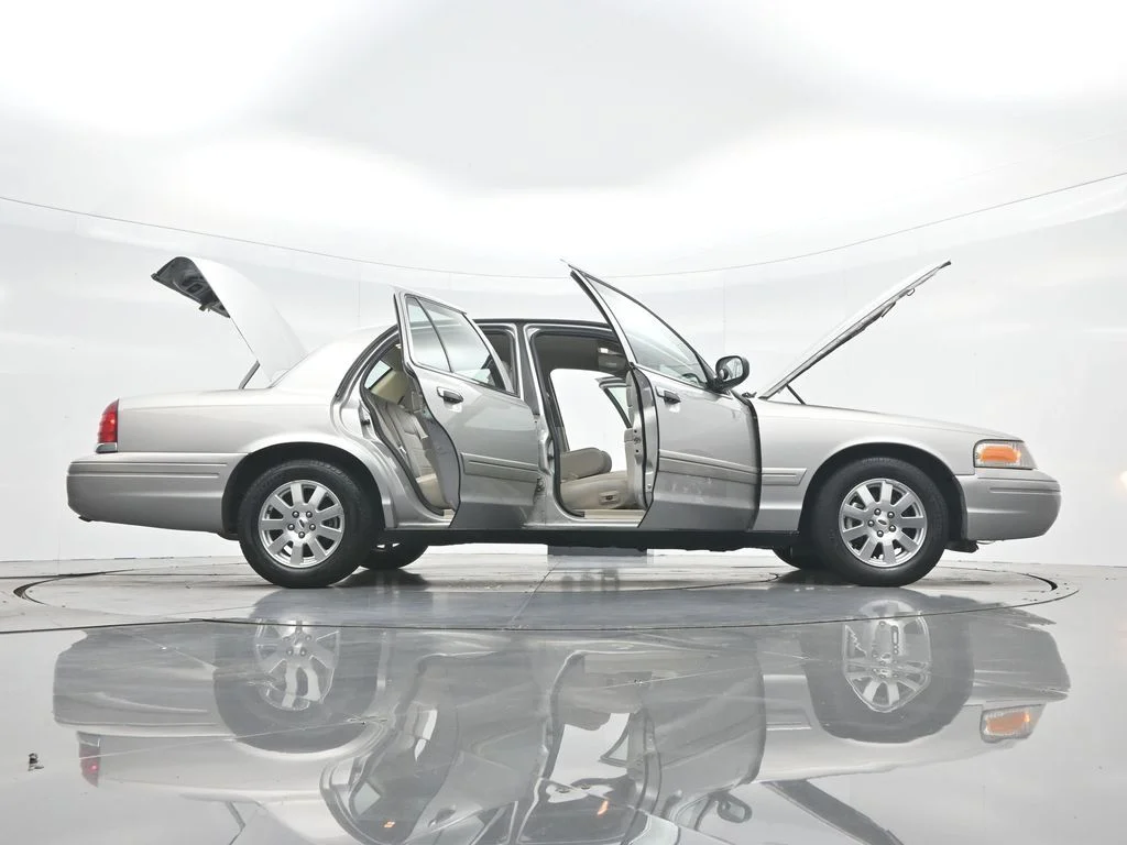 Used 2006 Silver Ford LX image 44