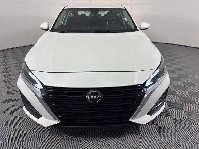 Used 2023 White Nissan 2.5 SV image 2