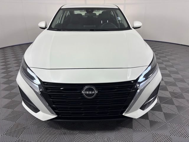 Used 2023 White Nissan 2.5 SV image 2