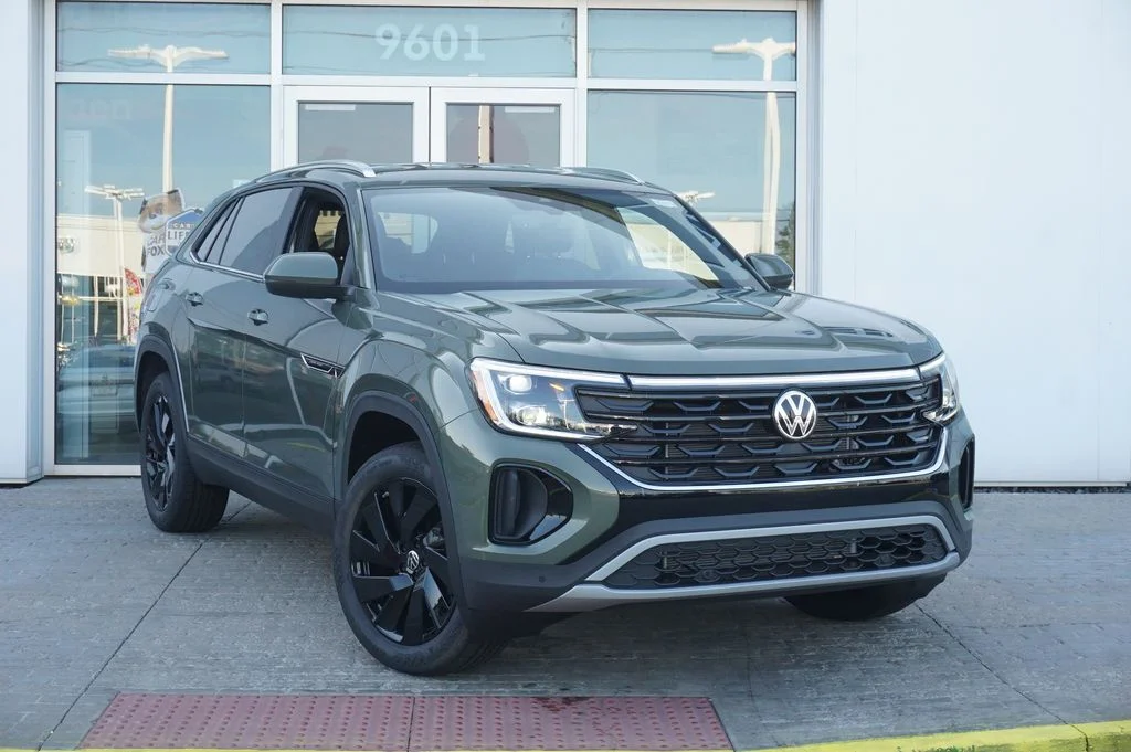 New 2026 Green Volkswagen 2.0T SE w/Technology image 2