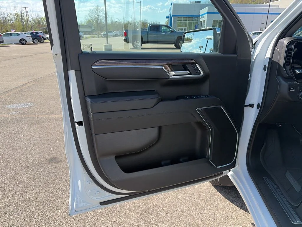 Used 2025 White Chevrolet LT image 20