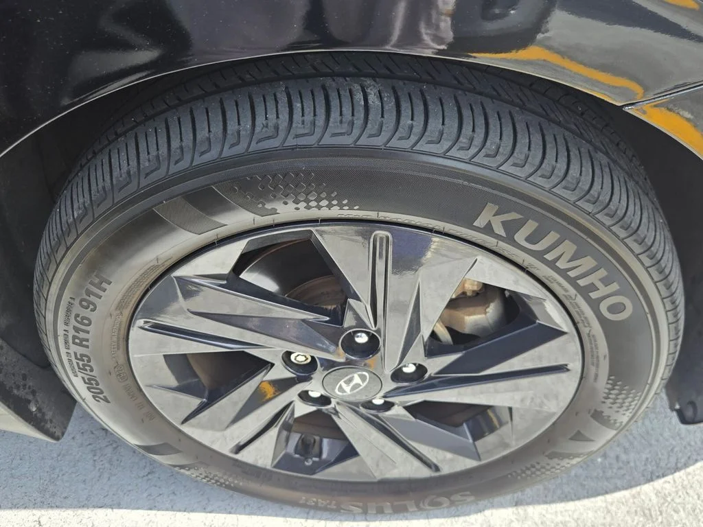 Used 2023 Black Hyundai SEL image 5