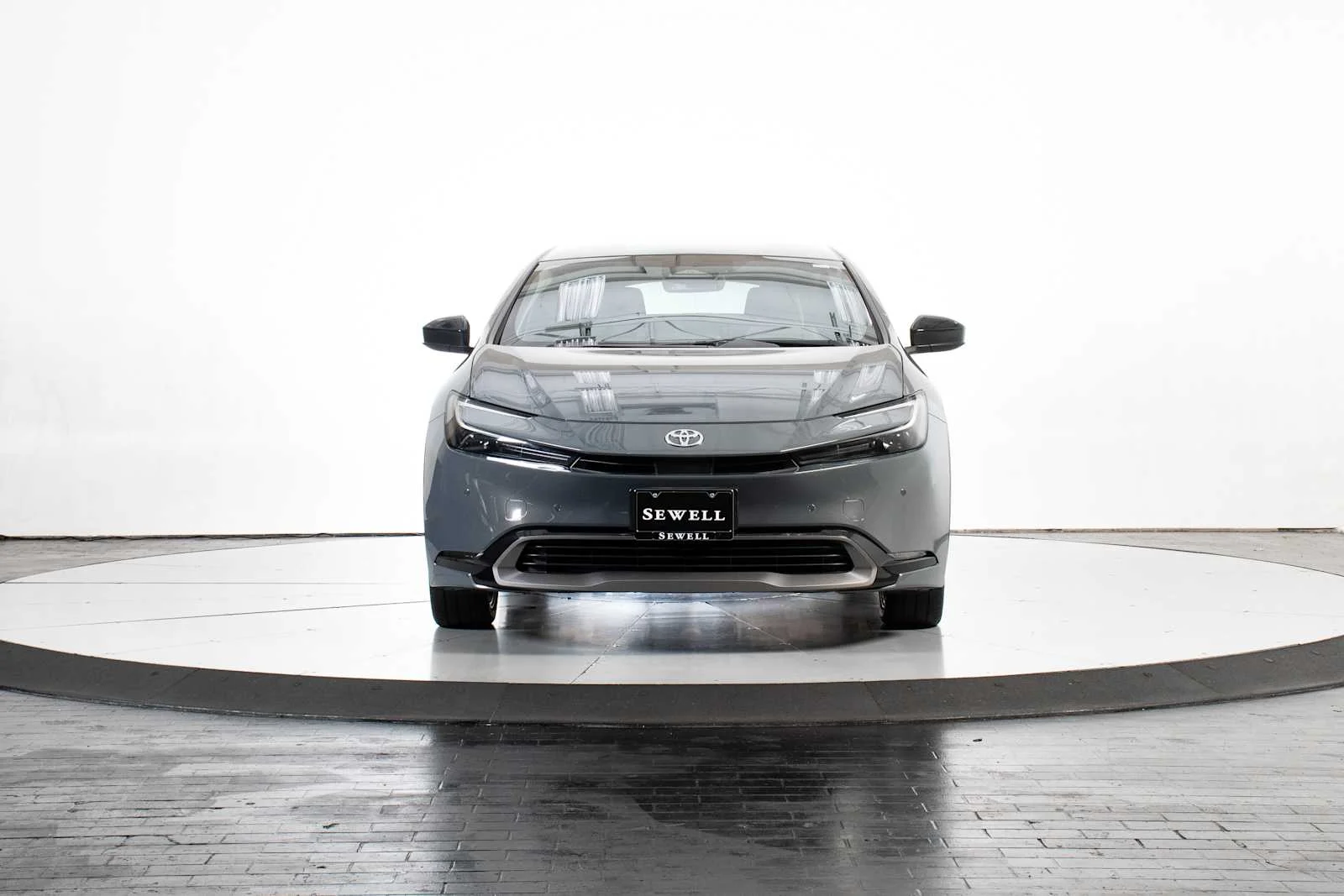 Used 2024 Guardian Gray Toyota XLE image 9