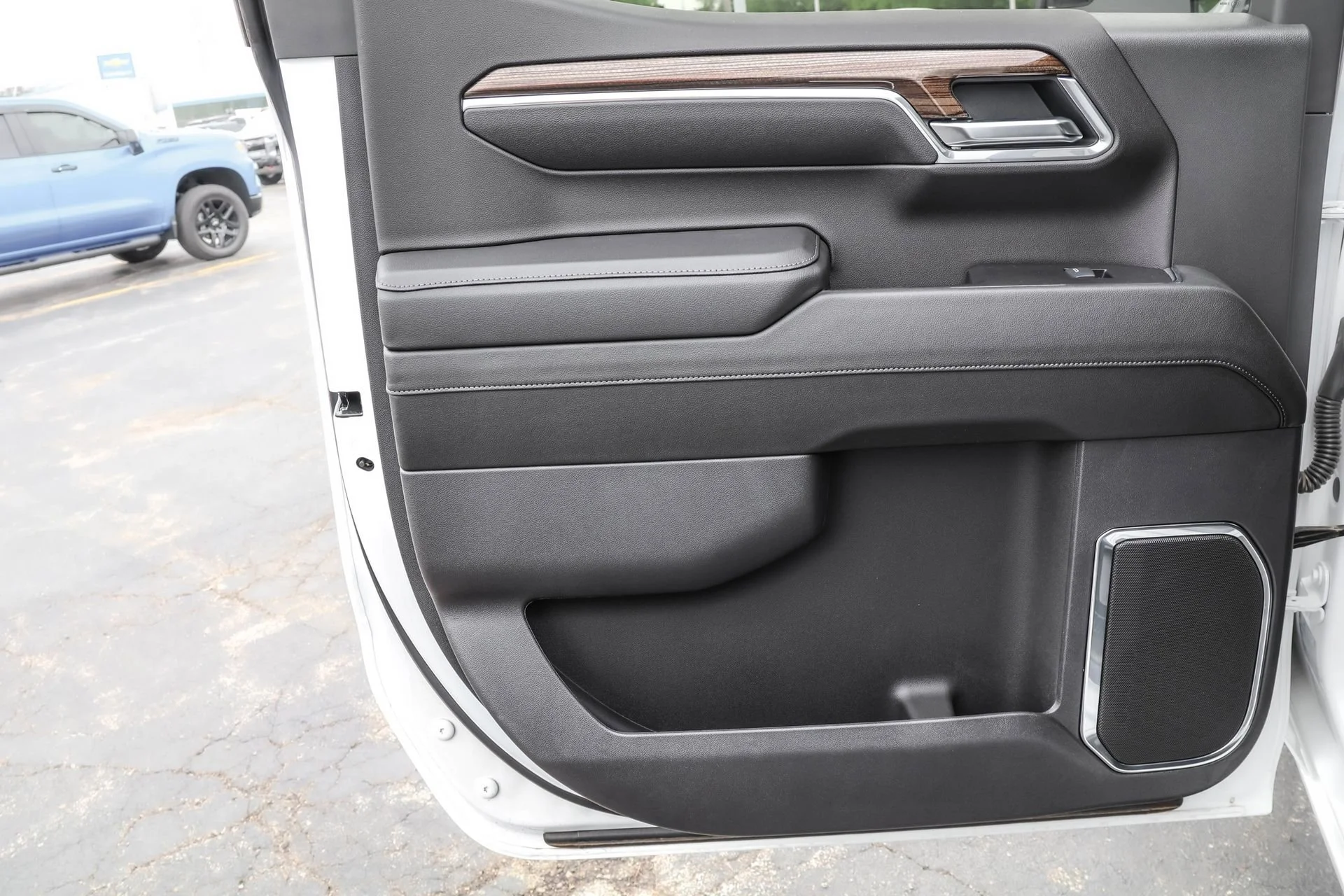 New 2025 Summit White Chevrolet LT (2FL) image 38