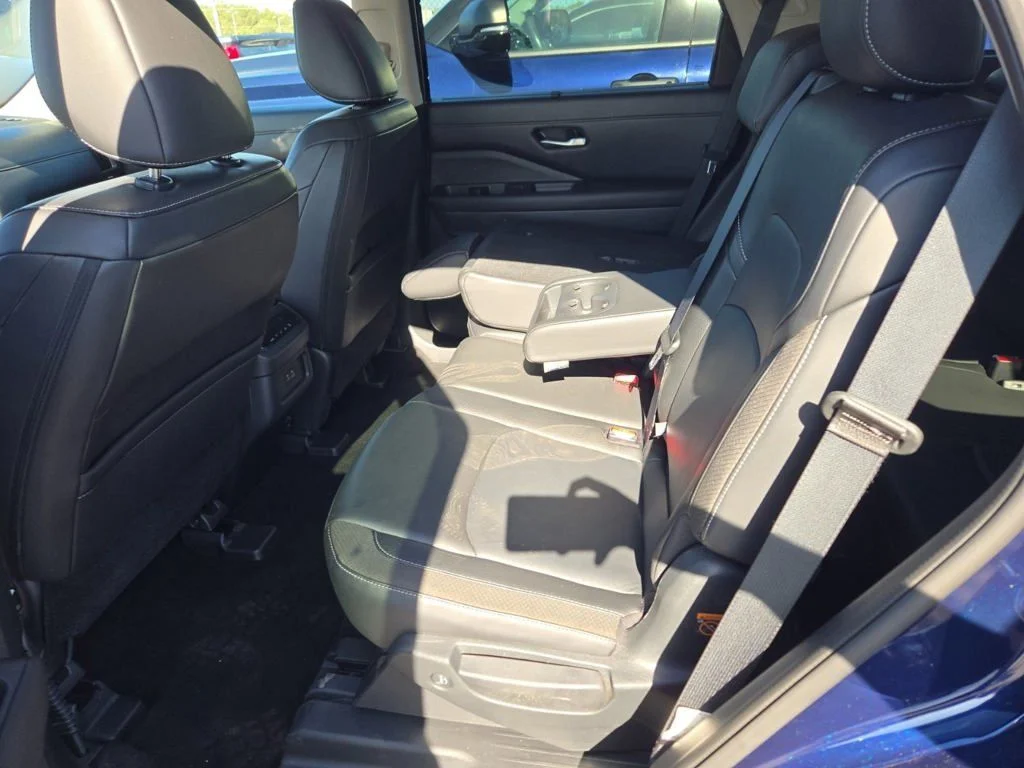 Used 2025 Blue Nissan SL image 9