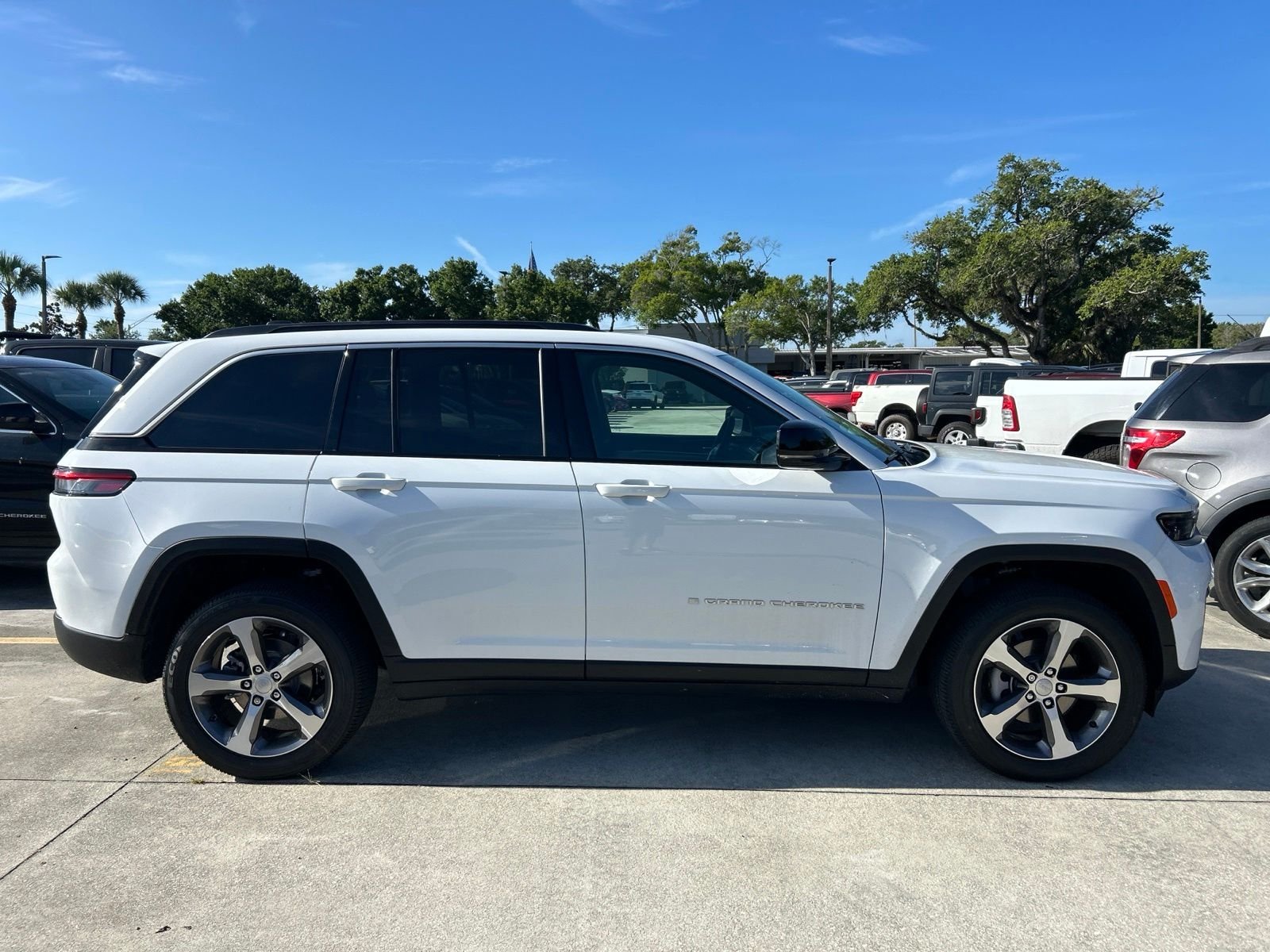 Used 2026 White/off-white Jeep Limited image 6