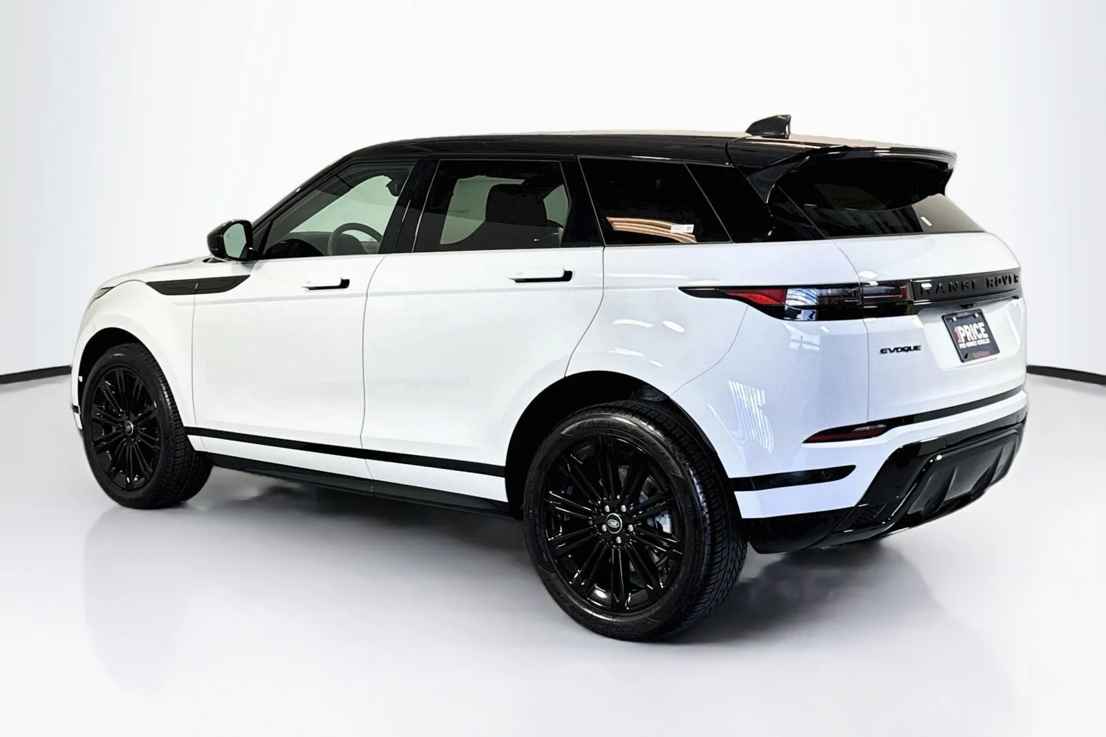 Used 2024 Fuji White Land Rover Dynamic SE image 7