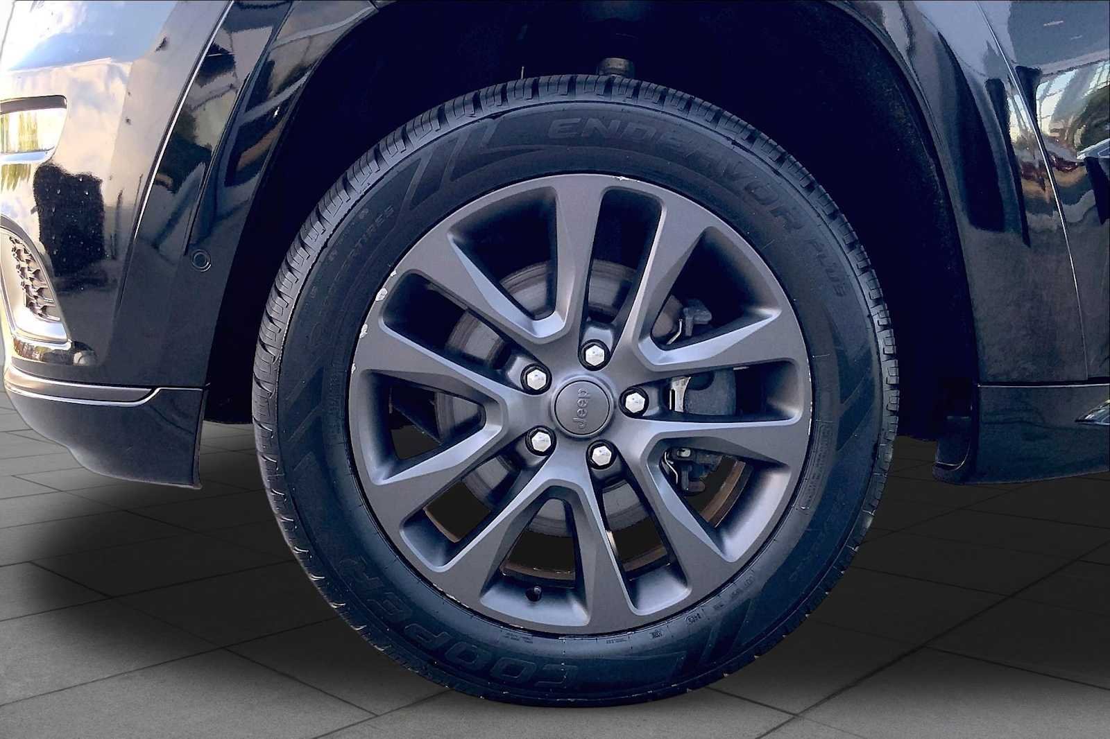 Used 2018 Diamond Black Crystal Pearlcoat Jeep High Altitude image 10