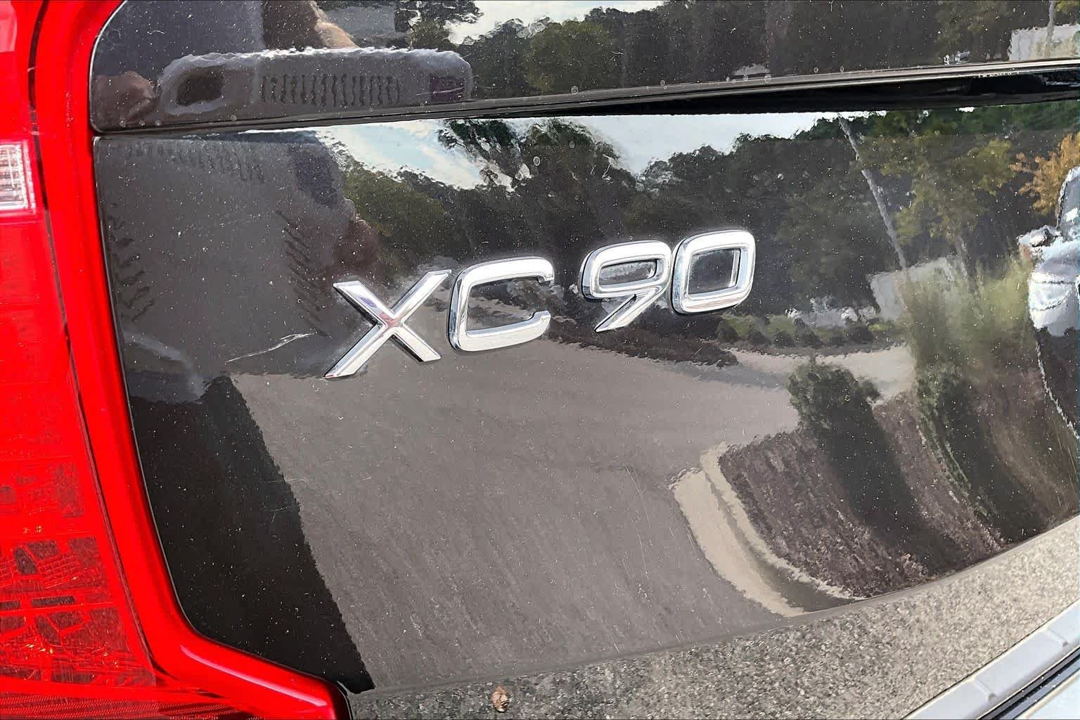 Used 2019 Onyx Black Metallic Volvo R-Design image 31