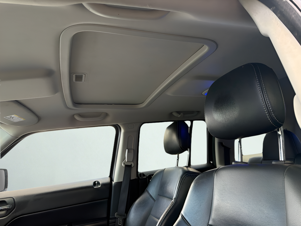 Used 2015 Blue Jeep Latitude image 9