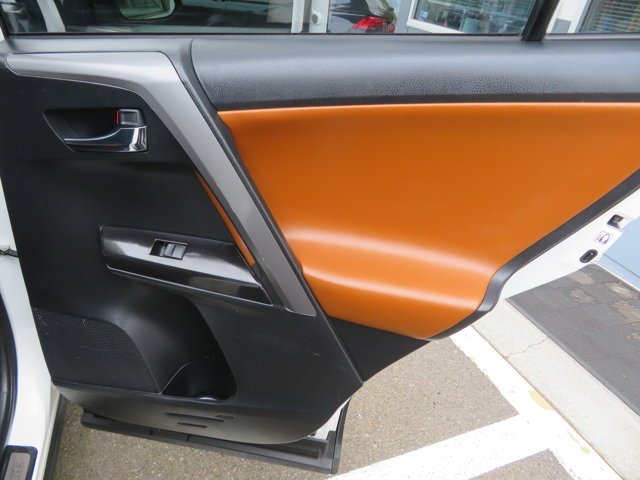 Used 2017  Toyota SE image 9