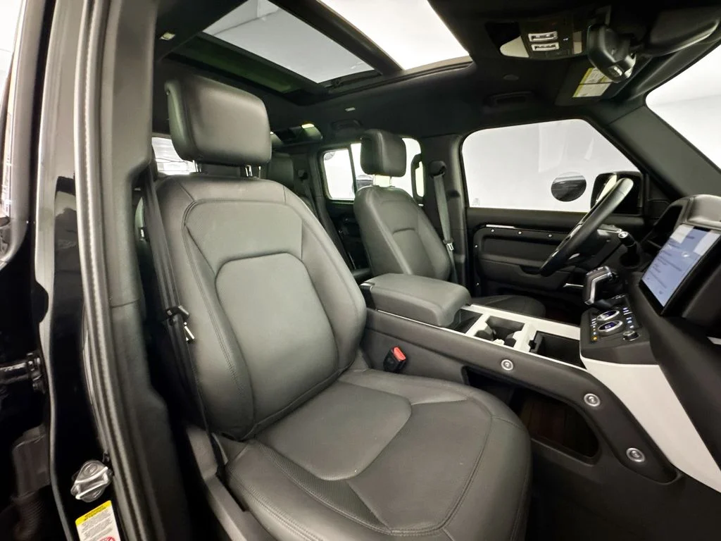 Used 2025 Black Land Rover X-Dynamic SE image 29