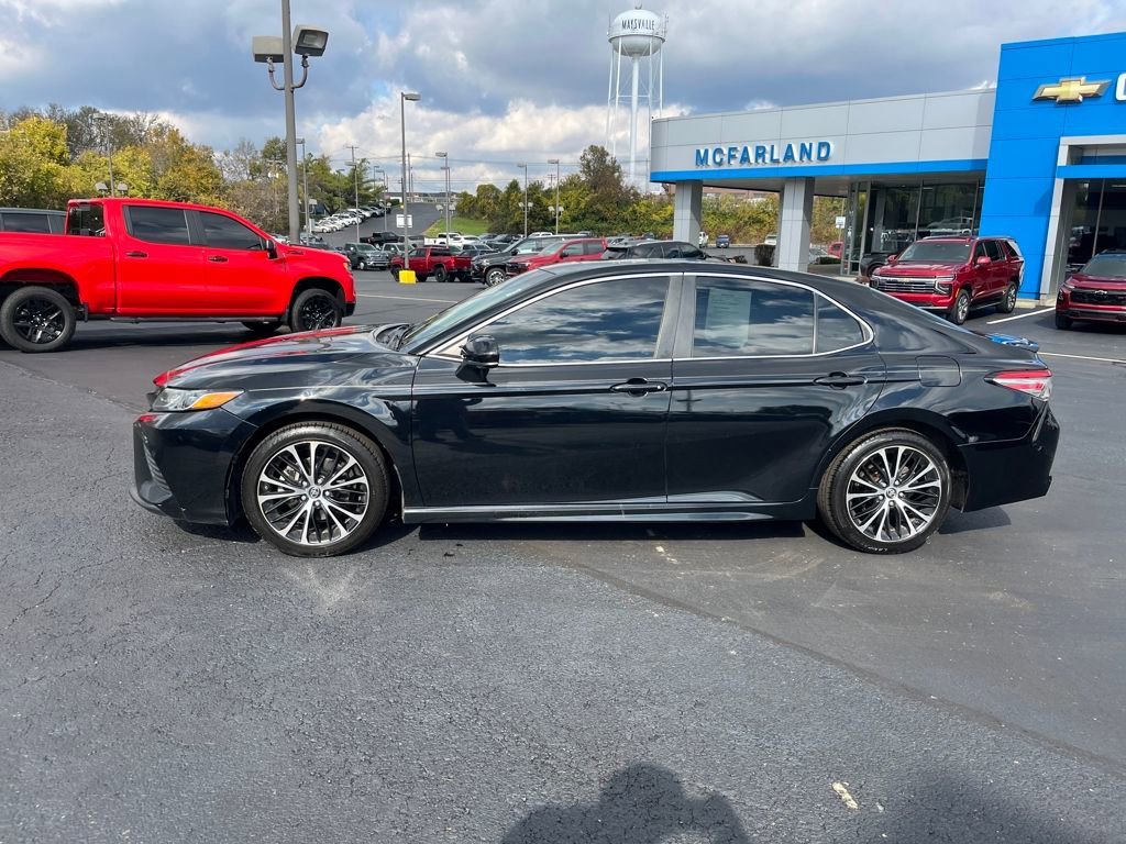 2018 Toyota Camry SE photo 2