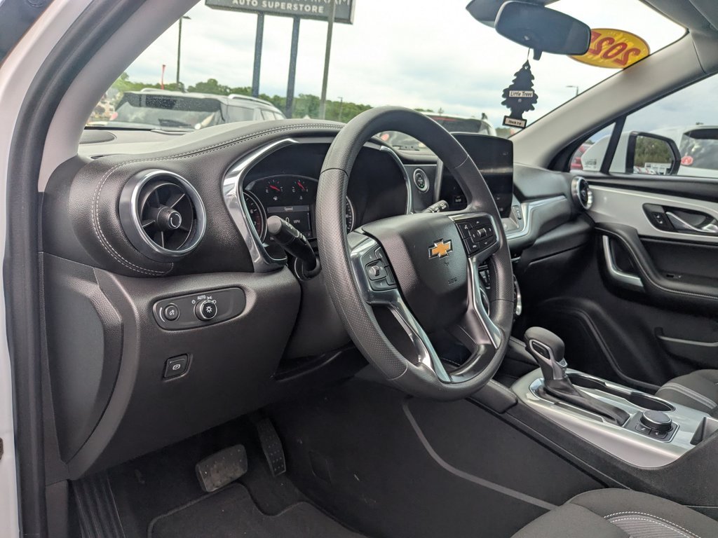 Used 2025 Summit White Chevrolet LT image 13