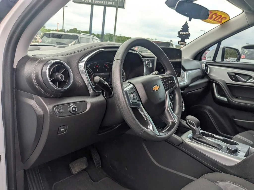 Used 2025 Summit White Chevrolet LT image 13