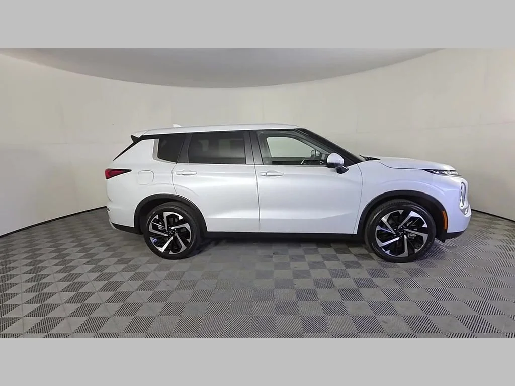 Used 2024 White Mitsubishi SE Black Edition image 43