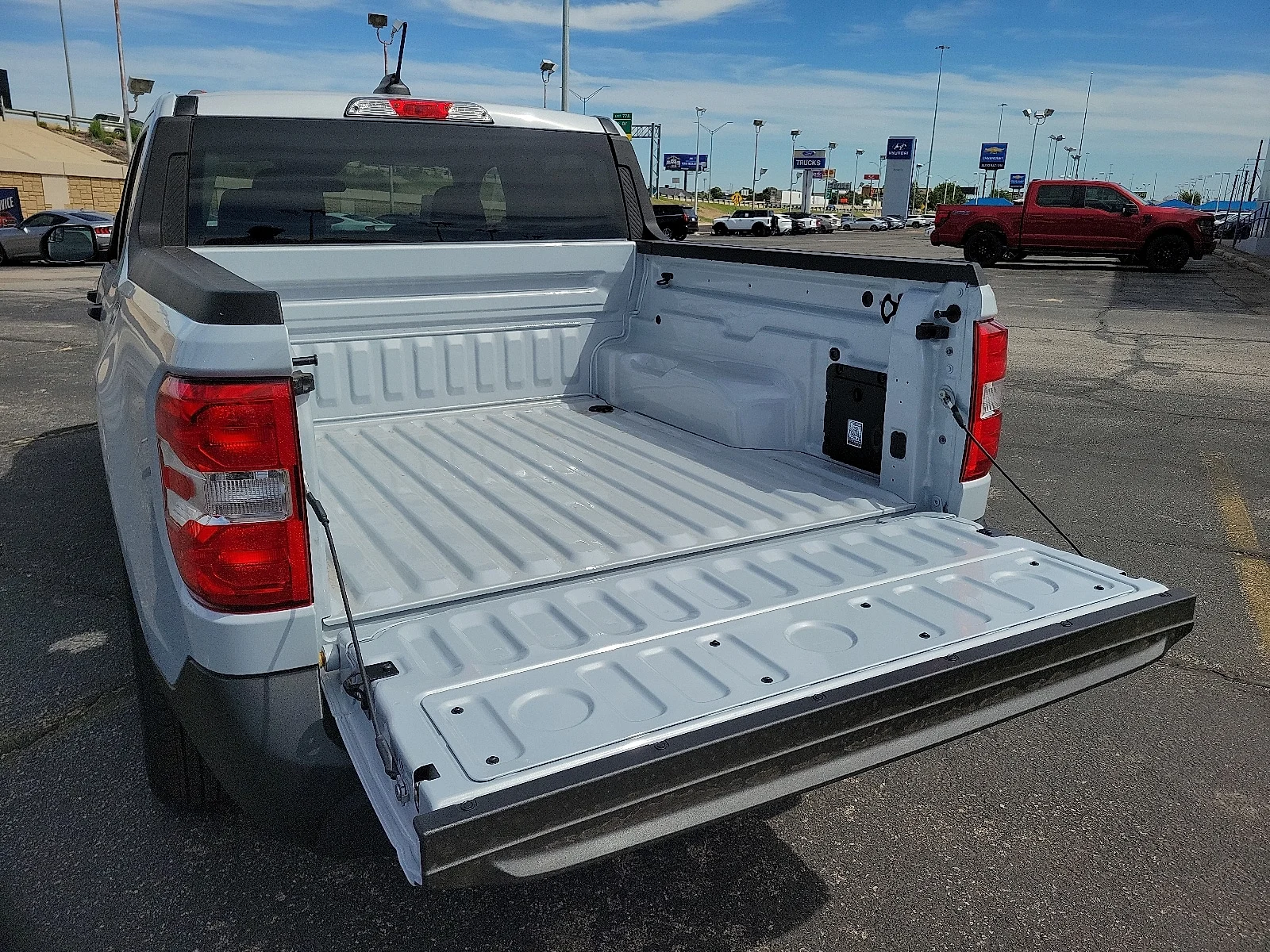 New 2025 Space White Metallic Ford XLT image 8