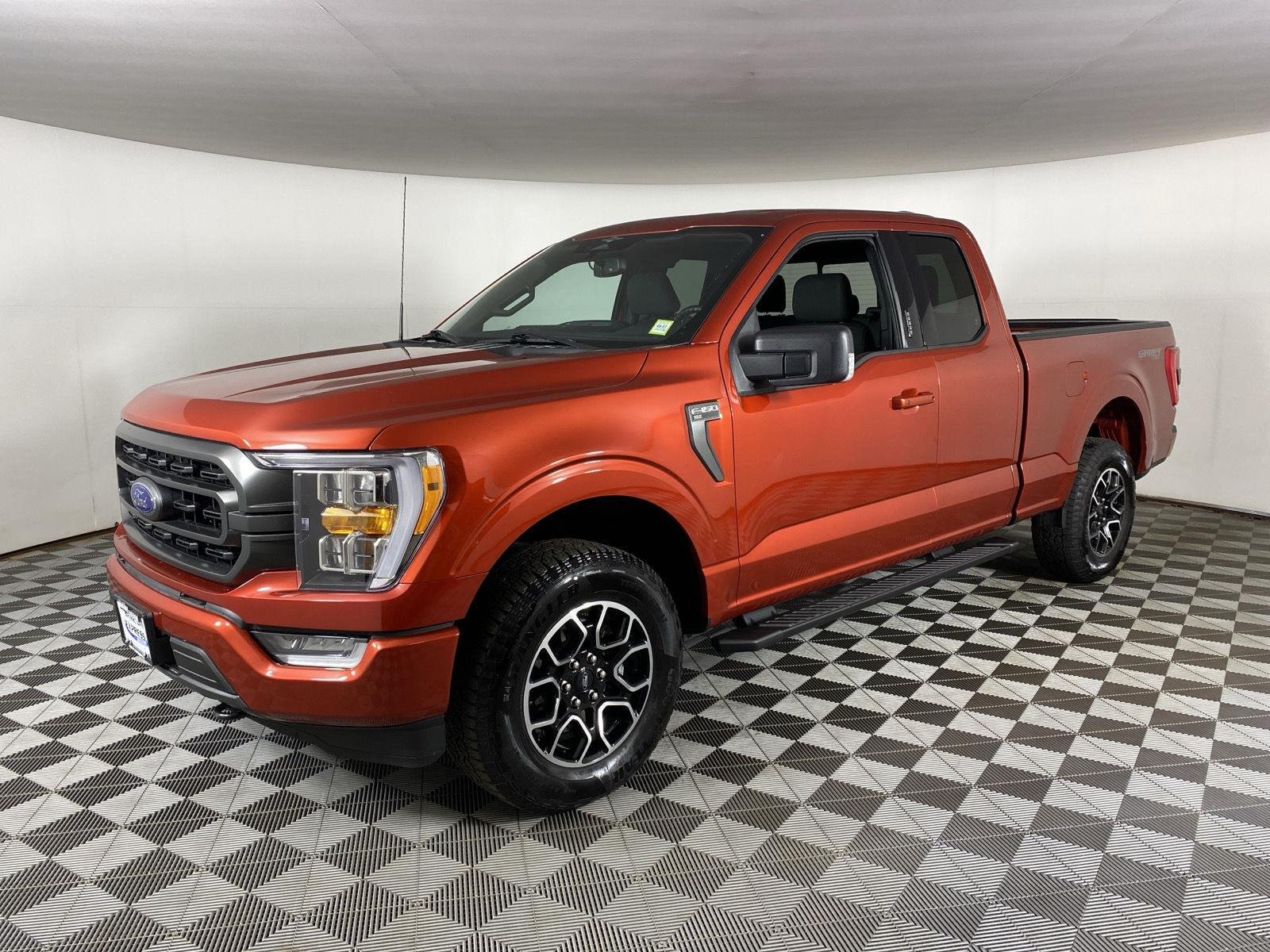 Used 2023 Hot Pepper Red Tinted Clearcoat Ford XLT image 3