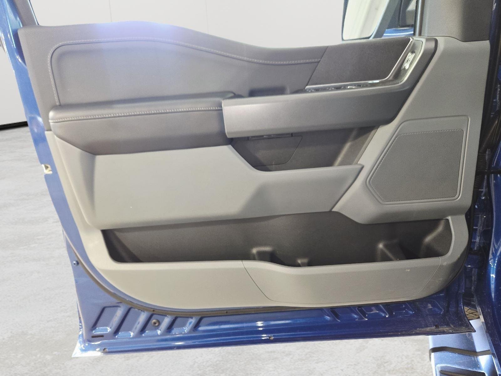 Used 2025 Atlas Blue FORD XLT image 18