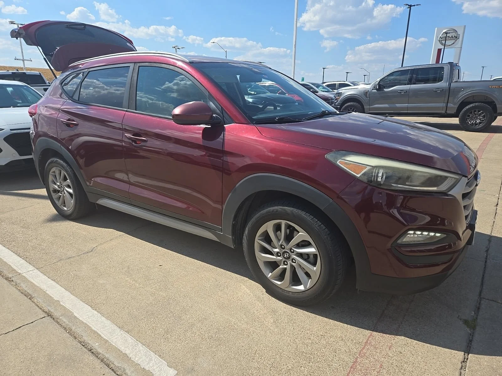 Used 2017 Dark Red Metallic Hyundai SE image 3