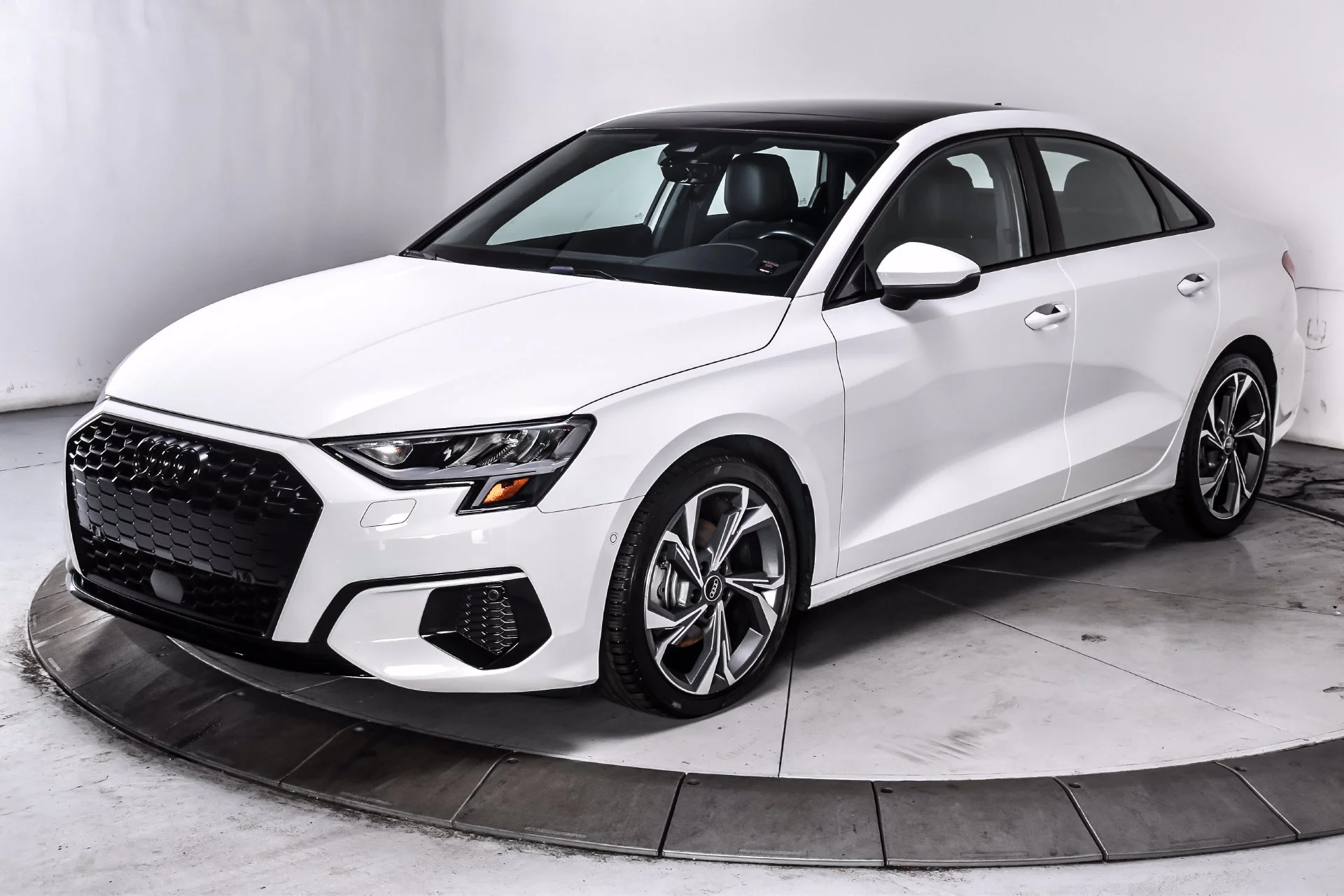 Used 2022 Ibis White Audi  image 3