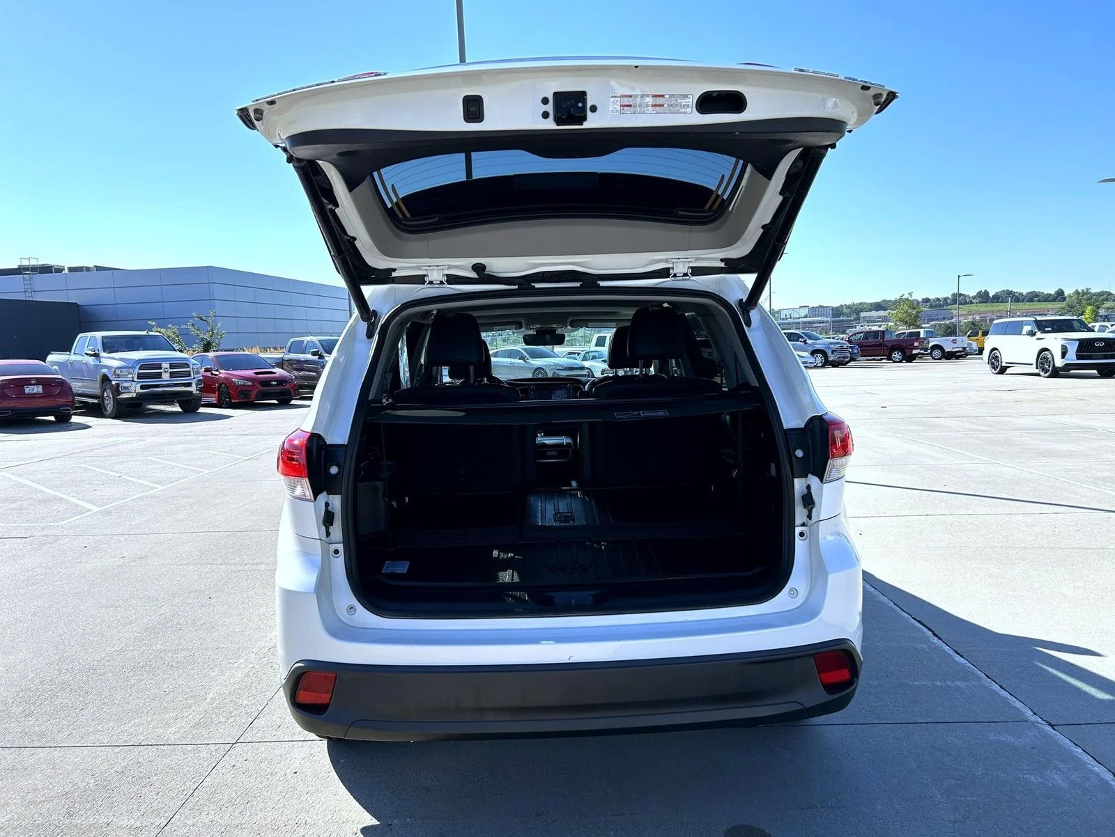 Used 2017 White Toyota XLE image 21