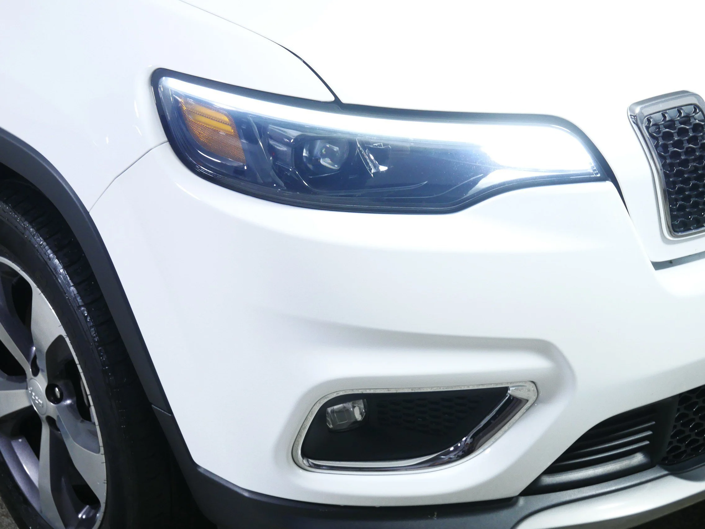 Used 2019 Bright White Clearcoat Jeep Limited image 16