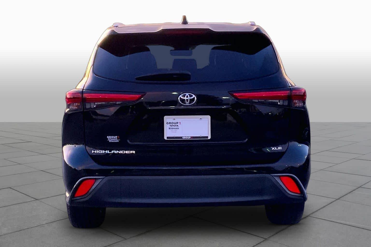 Used 2022 Midnight Black Metallic Toyota XLE image 4