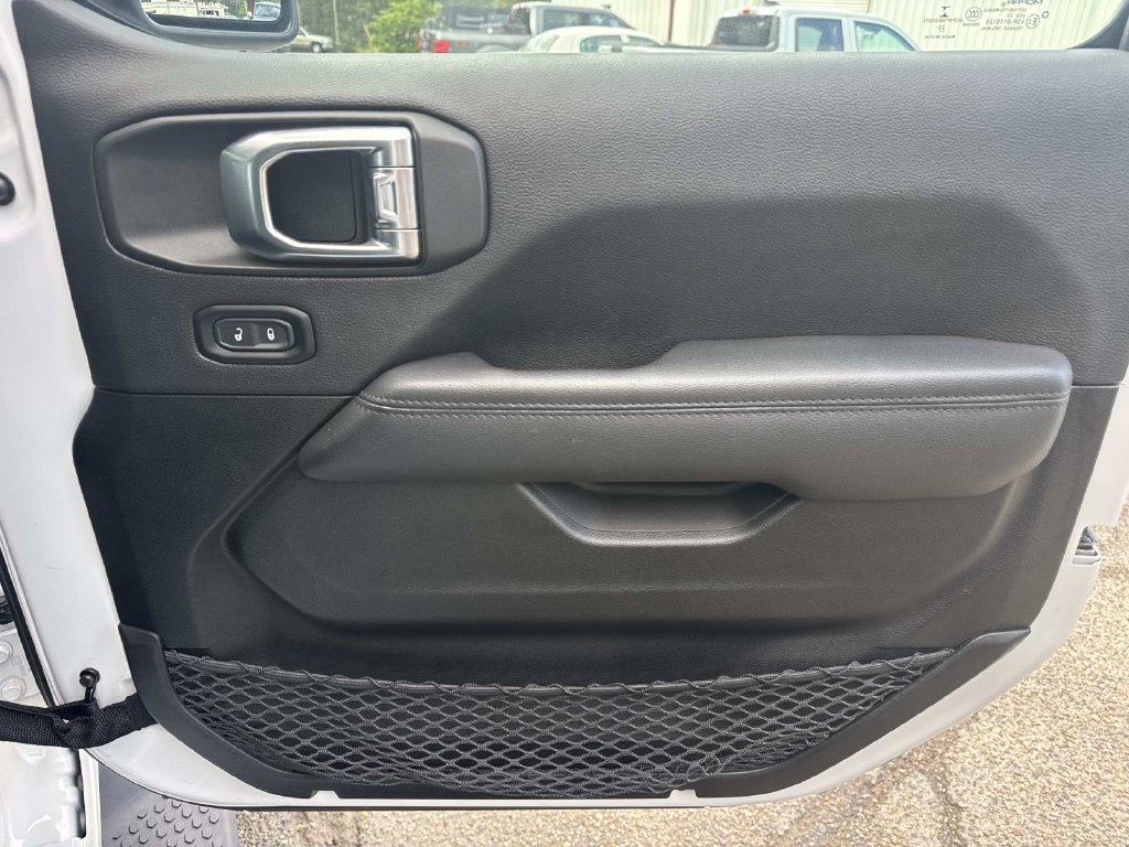 Used 2023 White Jeep Altitude image 29