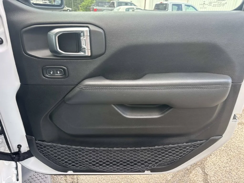 Used 2023 White Jeep Altitude image 29