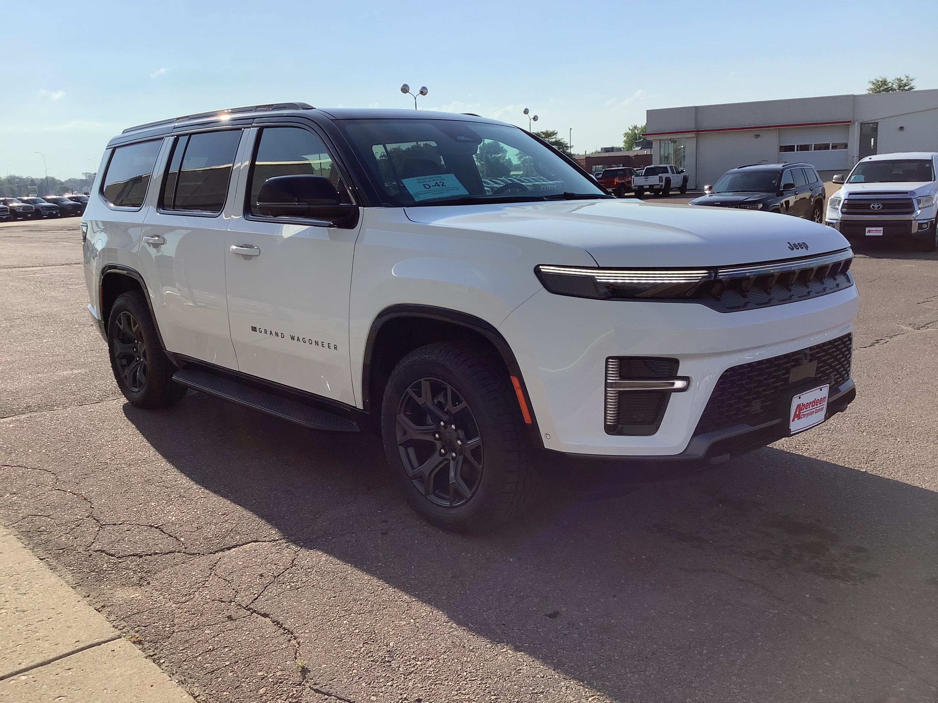 New 2026 Bright White Clear-Coat Exterior Paint Jeep Upland image 4