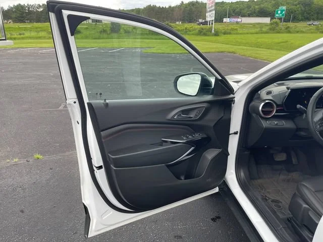 Used 2025 Summit White Chevrolet 2RS image 11