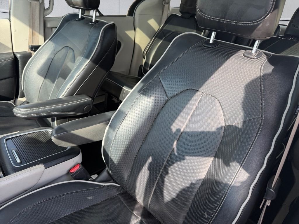 Used 2022 White Chrysler Limited image 10