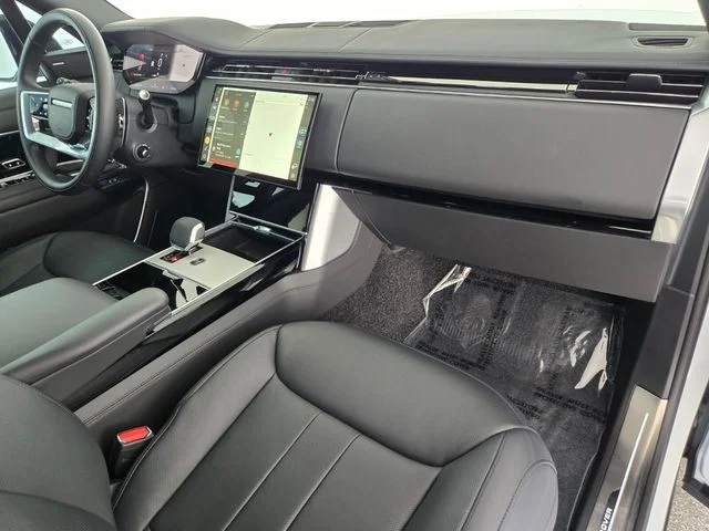 Used 2024  Land Rover SE image 18