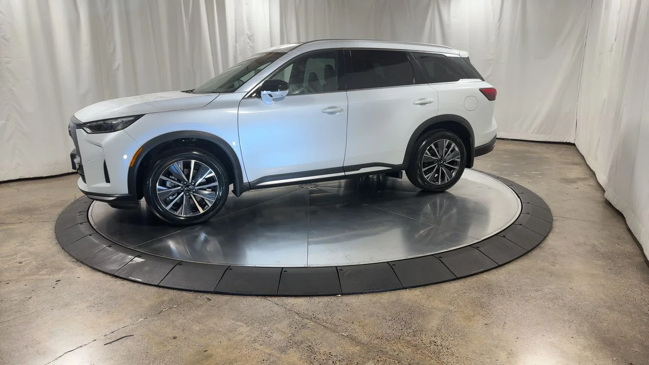 Certified Used 2026 White INFINITI LUXE image 10
