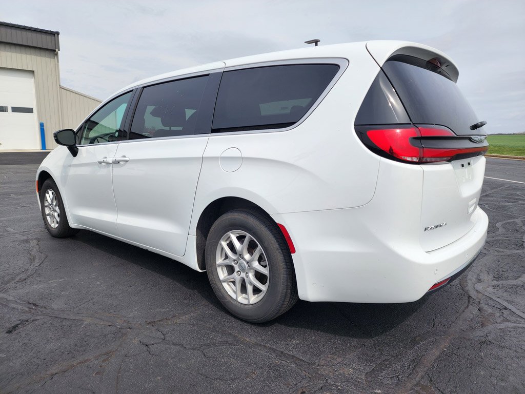 Used 2025 Bright White Clearcoat Chrysler Select image 5