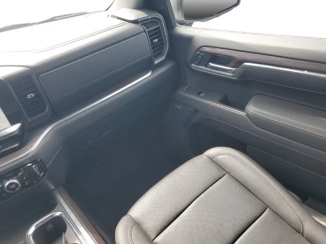 Used 2025 Summit White GMC SLT image 32