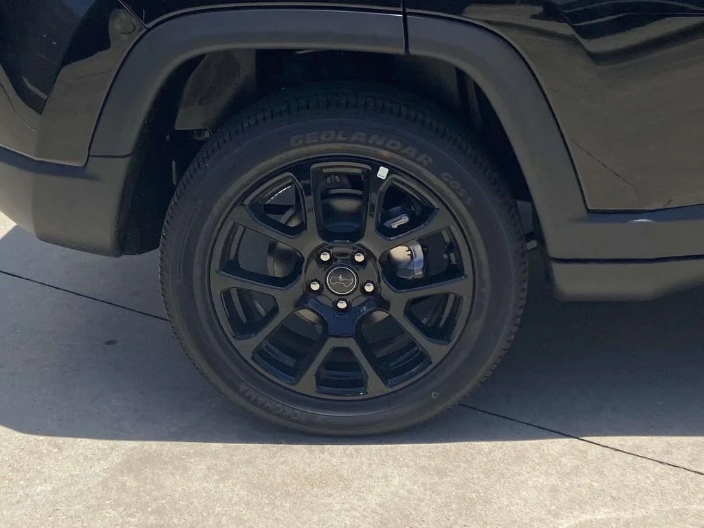 New 2026 Diamond Black Crystal Pearlcoat Jeep Latitude Altitude image 8