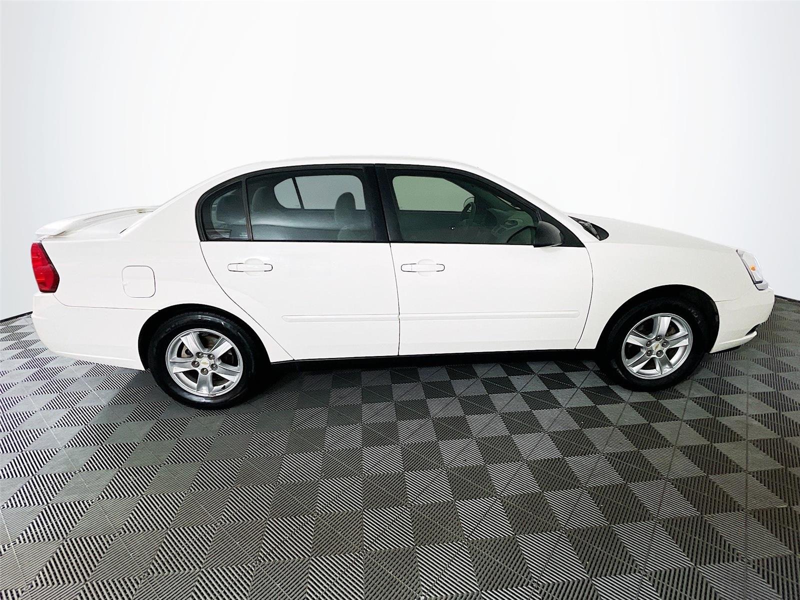 Used 2005 White Chevrolet LS image 11
